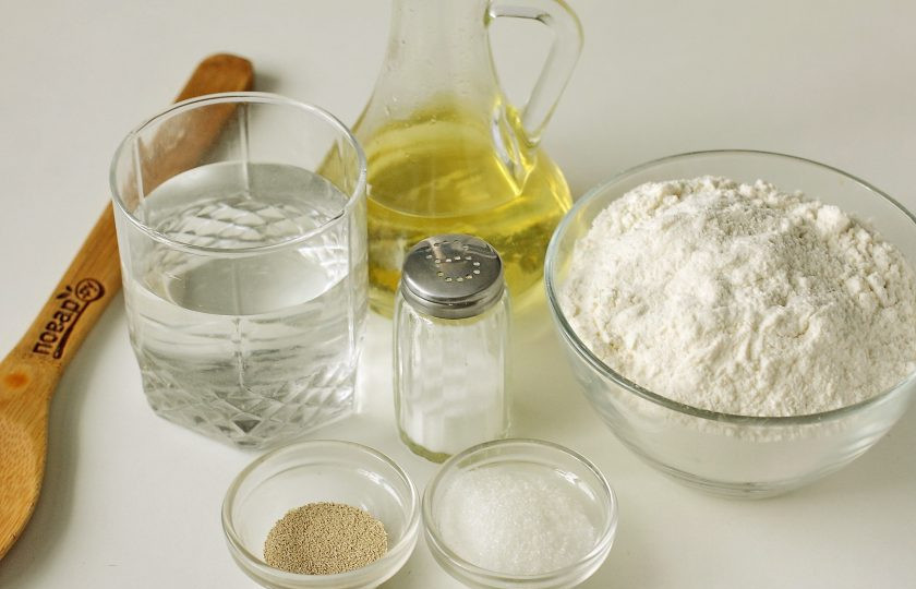 1. Этап. Дрожжевые пышки на сковороде: Подготовьте все ингредиенты.