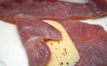 1. Этап. Рулеты из индейки: Грудку индейки нарезаем вдоль на тонкие пласты, затем отбиваем так, чтобы пласты получились очень тонкими и гибкими. Заворачиваем в каждый пласт небольшой кусочек сыра.