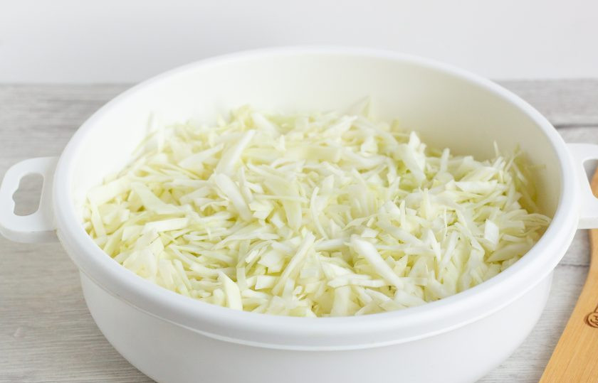 1. Этап. Запеканка А-ля голубцы: Капусту очистите, помойте и мелко нашинкуйте. Немного помните руками.