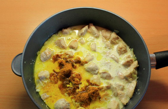 1. Этап. Куриное филе кусочками: Вливаем сливки, перемешиваем.