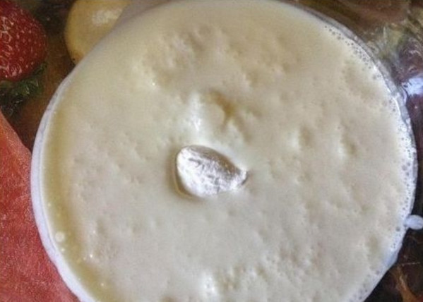 1. Этап. Пирожки жареные (на кефире): 1. В миску влейте кефир, к нему добавьте соду и перемешайте, спустя 1-2 минуты вы заметите образование мелких пузырьков.