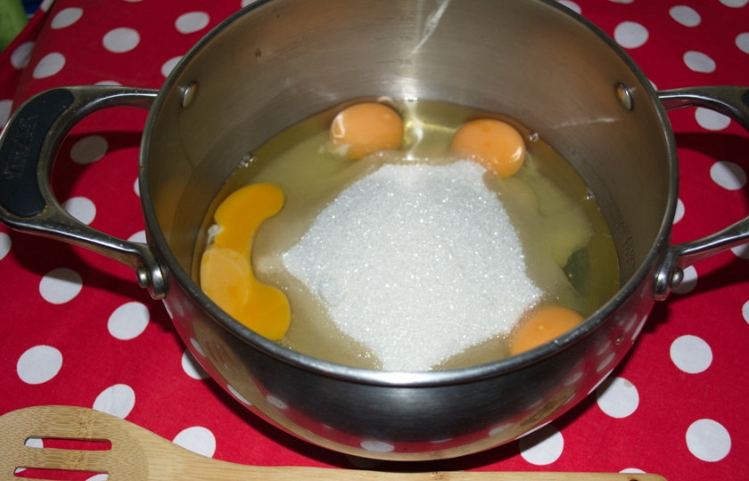 1. Этап. Наполеон из мацы: В большую кастрюлю вбейте яйца. Добавьте сахар. Взбейте все до однородности массы.