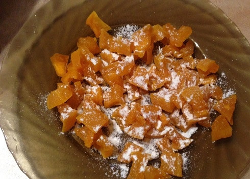 1. Этап. Тыквенные цукаты: Выкладываем остывшие цукаты на тарелку и посыпаем сахарной пудрой.