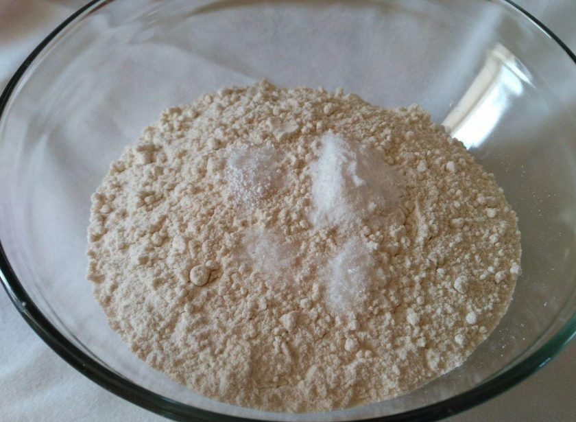 1. Этап. Закусочные томатные панкейки: Соедините в миске предварительно просеянную муку, соль, соду и лимонную кислоту.