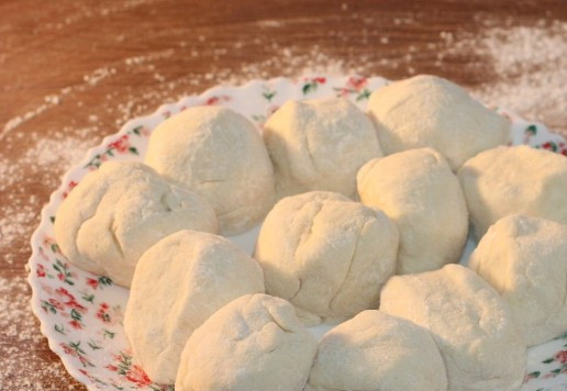 1. Этап. Творожное печенье с виноградом кишмиш: 8. Достаем из холодильника охлажденное тесто и делим каждый валик на 6 частей. Скатываем и округляем кусочки теста, получилось 12 штук.