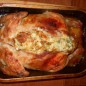 Фаршированная курица Берем целую курочку и делаем надрез вдоль позвоночника. Отделяем мясо со шкурой от костей, двигаясь от позвоночника к суставам ножек и крыльев. Вынимаем скелет. Аккуратно, чтоб не повредить кожицу, выворачиваем ножки и крылья и отделяем мясо от костей. Должна получиться вот такая тушка. И вот такой скелетик рядом. Начинаем делать начинку. Трем сыр на мелкой терке Отваренные яйца мелко шинкуем Измельчаем петрушку и укроп Перемешиваем сыр, зелень и яйца с майонезом и выдавливаем туда чеснок. Солим, перчим по вкусу, добавляем паприку. Нарезаем соломкой болгарский перец, выкладываем его в тушку Аккуратно, начиная с ножек и крыльев и постепенно зашивая или закалывая разрез, набиваем тушку Получаем вот такую прелесть Выкладываем на смазанную форму нарезанные помидоры На помидоры выкладываем нафаршированную курочку, солим, перчим немного, смазываем майонезом Укрываем форму фольгой и ставим в предварительно нагретую до 220 градусов духовку, минут на 40-60. За 10 минут до выключения духовки, снимаем фольгу, чтобы получить золотистую корочку. Вынимаем курочку, подаем горячей или охлажденной. Вкусно и так и эдак!!! Приятного аппетита!!!