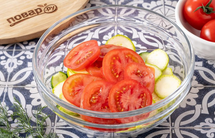 1. Этап. Салат с огурцами, кабачками и помидорами: Помидоры нарежьте кружочками или ломтиками среднего размера.