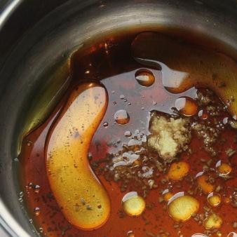 1. Этап. Копченые куриные грудки: 1. Приготовим маринад. В кастрюле смешиваем тертый имбирь, растительное масло, соевый соус и вино. Все хорошо перемешиваем.