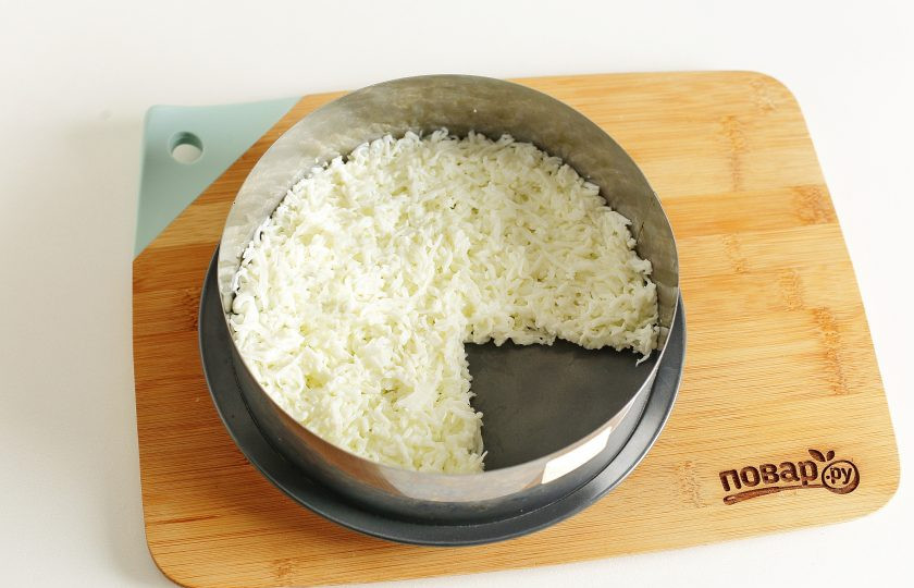 1. Этап. Салат Мышиная радость: Выкладываем салат слоями в виде нарезанного куска сыра. Каждый слой солите по вкусу. Первым слоем выложите тертые на мелкой терке яичные белки (желтки оставьте для украшения).