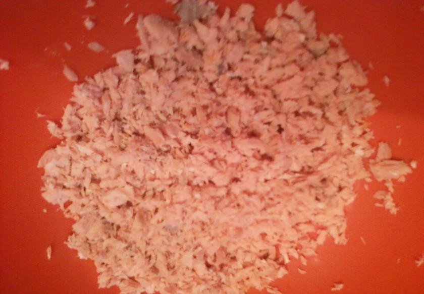 1. Этап. Салат рыбный с рисом: 1. Лук моем, чистим, измельчим, обдаем кипятком и оставим постоять. Любите жареный лук, - можно обжарить в масле. Рыбу отвариваем и измельчаем.