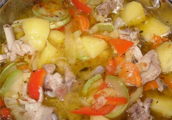 1. Этап. Курица с кабачками и картошкой: В середине готовности добавьте остальные овощи, тушим, пока картошка не приготовится.