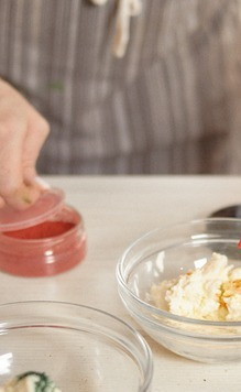 1. Этап. Морковный кето-торт: Крем разделить на три части. В две добавить красители. У меня зеленый, желтый и красный.