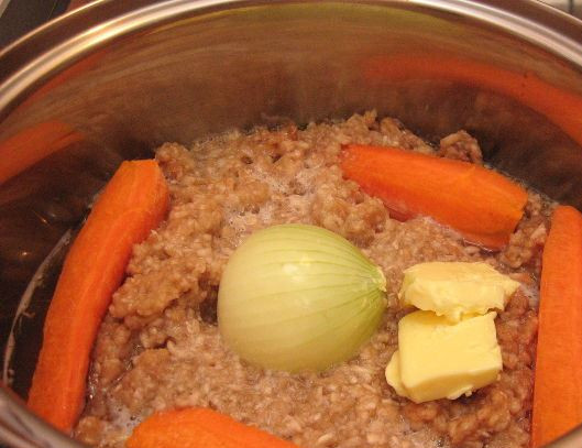 1. Этап. Крем-пюре из шампиньонов: 2. Перекладываем грибное пюре в кастрюлю, добавим воду и 1 ст.л. масла. Наверх выкладываем лук и морковь. Тушим на маленьком огне 30-40 минут.