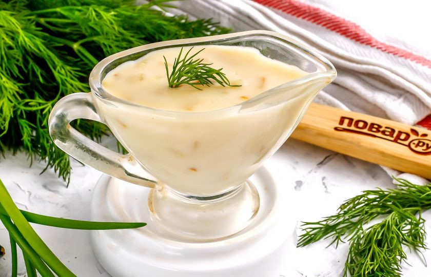 1. Этап. Сливочный соус без сливок: Выложите приготовленный сливочный соус в соусник или пиалу и подайте к столу с различными гарнирами.