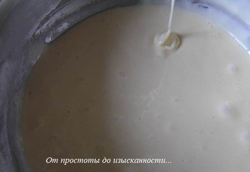 1. Этап. Рулет на сгущёнке с миндалём: Перемешайте.