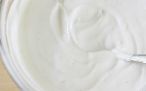 1. Этап. Йогуртовое мороженое: 4. В результате получится однородная масса, которую нужно отправить в пластиковый контейнер или мороженицу, если такая имеется. В контейнере йогурт нужно взбивать каждые 15 минут.