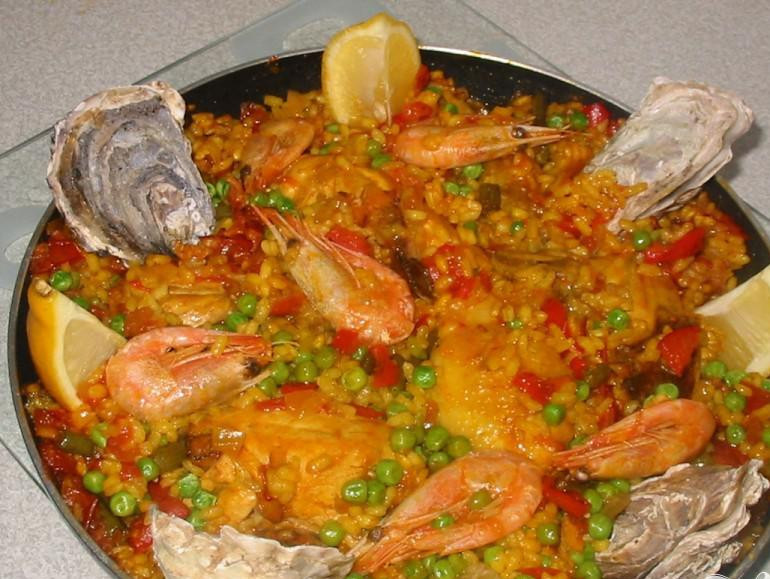 1. Этап. Традиционная испанская паэлья: 6. Украсить паэлью лимоном, нарезанным кружочками и устрицами. Подать на подогретых тарелках.