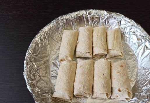 1. Этап. Пирожки из лаваша с квашеной капустой: Уложить пирожки в форму для запекания.