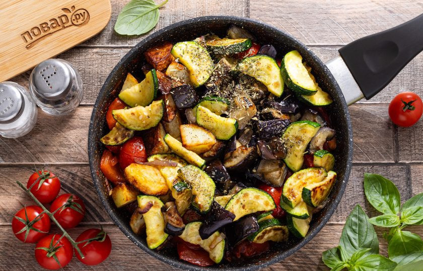 1. Этап. Рататуй с картошкой на сковороде: После добавьте все обжаренные овощи обратно в сковороду. Добавьте сушеные итальянские травы, влейте винный уксус. Готовьте все вместе на небольшом огне около 15 минут. Если овощи дают мало сока, то влейте еще воды или овощного бульона.