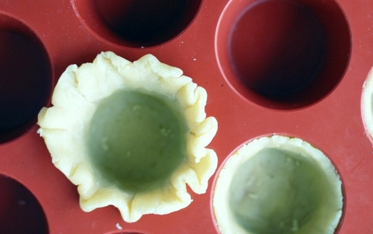 1. Этап. Тарталетки с морковью сладкие: Выравниваем тесто по форме, удаляем лишние края.