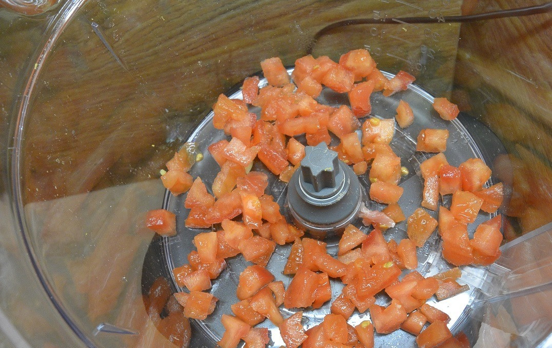 1. Stage. An appetizer on sweet beet slices: Free the tomato from the skin, seeds, juice and cut into cubes.