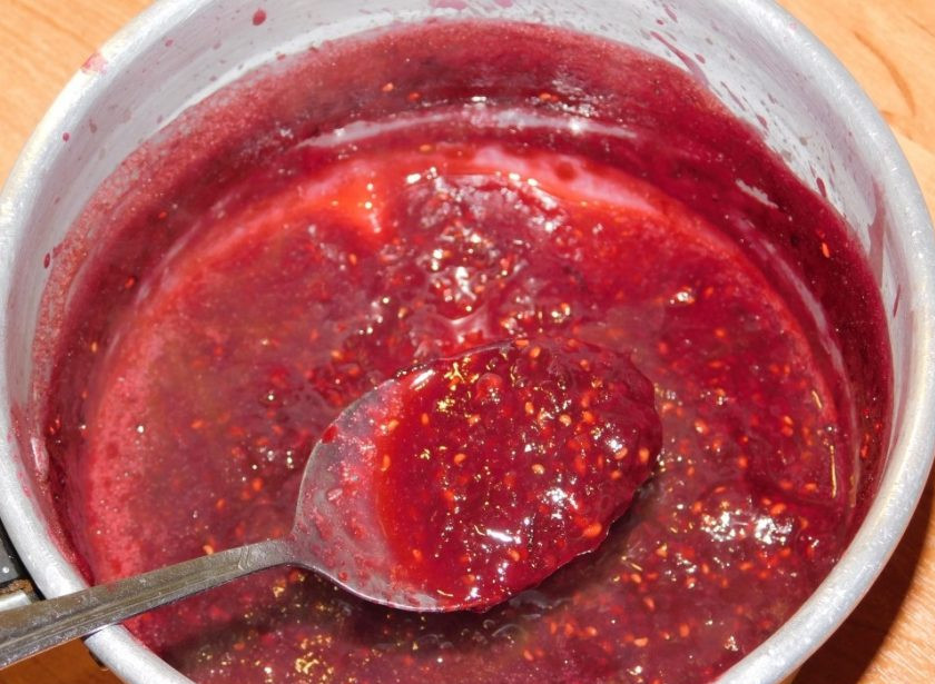 1. Этап. Фаршированные свиные отбивные: А подавать такое мясо лучше всего с ягодным соусом. Для приготовления соуса соедините вино, сок, ягоды и сахар. Доведите до кипения, измельчите блендером в пюре и варите до загустения. На это уйдет 20-30 минут.