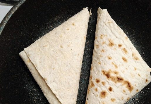 1. Этап. Треугольники из лаваша с начинкой: Обжарить на сковороде с разогретым растительным маслом с одной стороны.