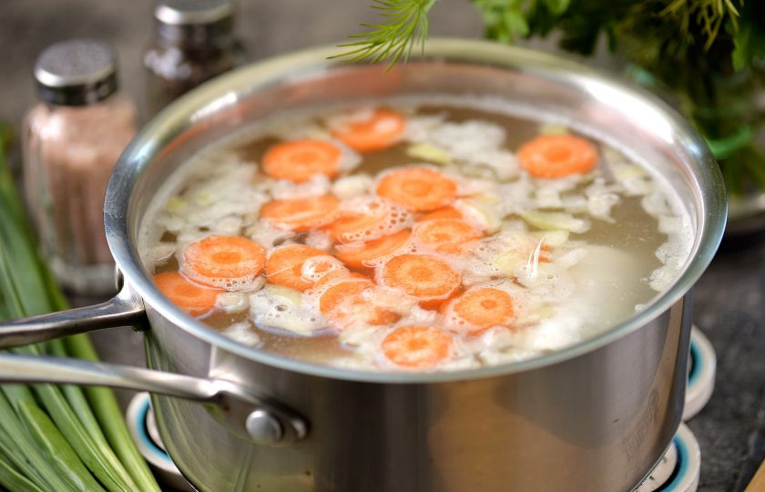 1. Этап. Уха из замороженной рыбы: Спустя время добавьте в уху нарезанную кружочками морковь.