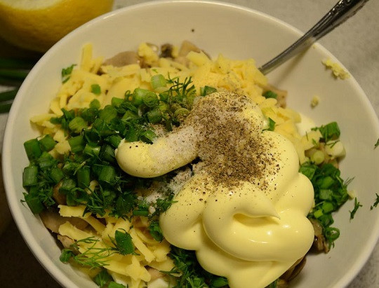 1. Этап. Кальмары с сыром и яйцом: 5. В небольшой мисочке соединить все компоненты начинки. Посолить и поперчить по вкусу, добавить немного сметаны или майонеза, чтобы начинка была более сочной и однородной.