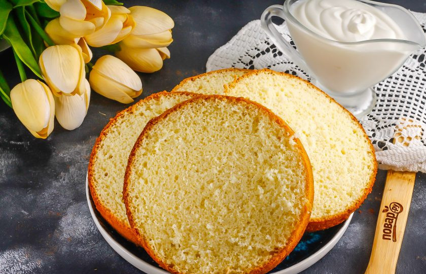 1. Этап. Банановый торт с карамелью: Разрежьте бисквит горизонтально на три или четыре части.