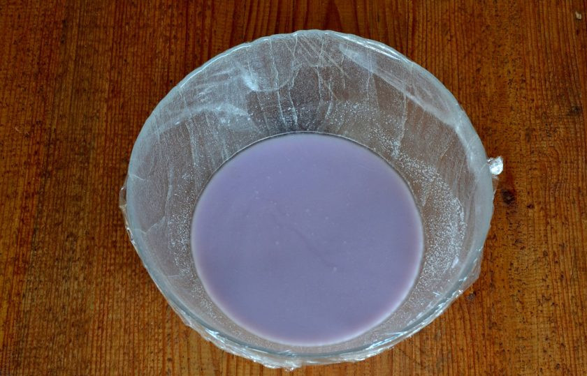 1. Этап. Японские пирожные Моти: Накройте мисочку пищевой пленкой и отправьте в микроволновку. Я ставлю на максимальную мощность на 1.5 минуты. После смотрю консистенцию и ставлю еще на 1 минуту.