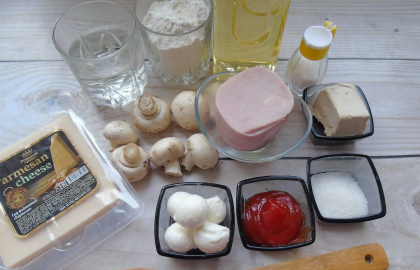 1. Этап. Пицца с ветчиной и грибами: Возьмите ингредиенты для приготовления пиццы.