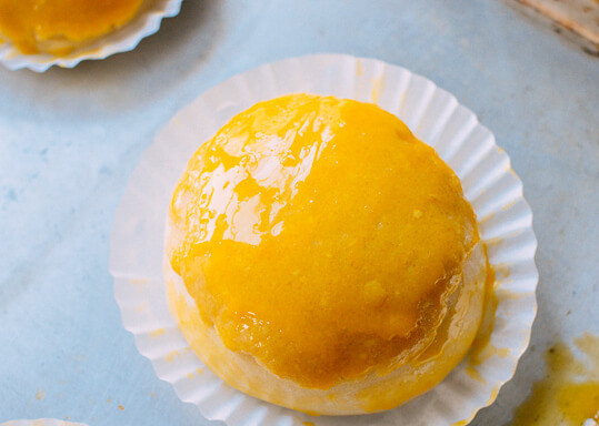 1. Этап. Красивые булочки из дрожжевого теста: 7. Чтобы красивые булочки из дрожжевого теста в домашних условиях были яркими, смажьте верх взбитым желтком. Отправьте противень в духовку и выпекайте около 15 минут (в зависимости от размера).