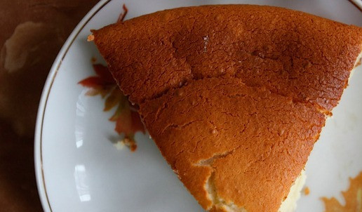 1. Этап. Запеканка творожная Сладкоежка: И уплетаем. Да, предупреждаю: дайте остыть запеканке, т. к. у горячей вкус совсем не тот! В общем, получается очень вкусно и для детей, и взрослых. Если кто хочет, чтоб вкус был чуть менее сладкий и напоминал пирожное, то добавьте ко всему 2 ст. л. муки, 2 ст. л. манки и загасите 0,5 ч. л. соды, получится тоже вкусно, но это уже совсем другая история. Приятного аппетита!