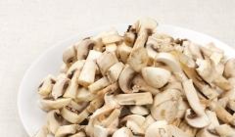 1. Этап. Жареная картошка с грибами: Грибы хорошенько промыть и нарезать.