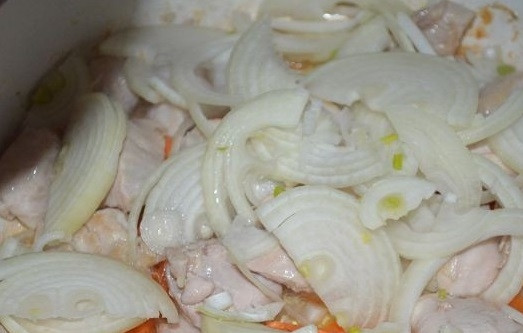 1. Этап. Поджарка из куриного филе: Затем высыпаем лук.