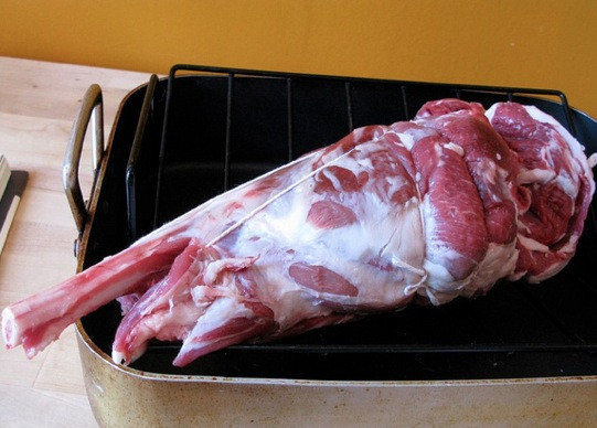 1. Этап. Баранья нога, запеченная в духовке: Вот - баранья нога, которую мы будем запекать. Не бойтесь такого большого куска мяса: в действительности, готовить его даже проще, чем маленький!