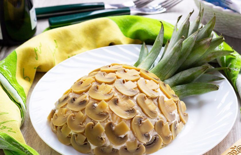 1. Этап. Салат Ананас с курицей и грибами: Очень вкусно и красиво!