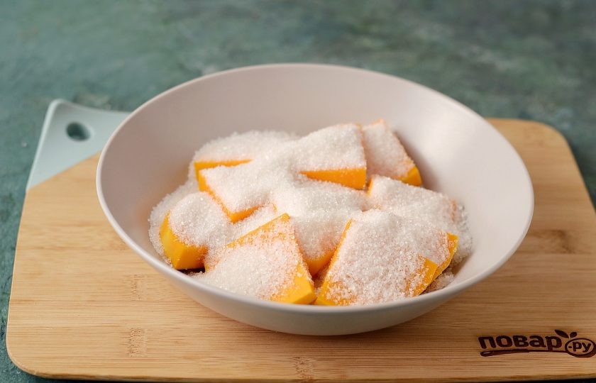 1. Этап. Кабак татлысы: Сверху засыпьте сахаром. Оставьте так на пару часов, пока тыква не выделит сок.