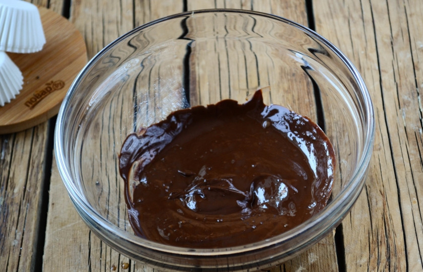 1. Этап. Полезные конфеты (стоит попробовать!): В микроволновке растопите плитку шоколада. Обычно мне хватает 90 секунд при максимальной мощности.