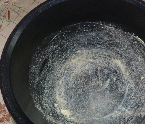 1. Этап. Творожная запеканка с зеленью: Чашу мультиварки смазываем маслом и слегка присыпаем сухарями.