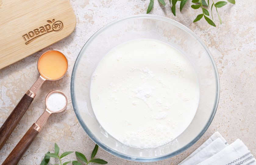 1. Этап. Йогурт на кокосовом молоке: В оставшуюся смесь добавьте лимонный сок и закваску для йогурта. Все перемешайте.