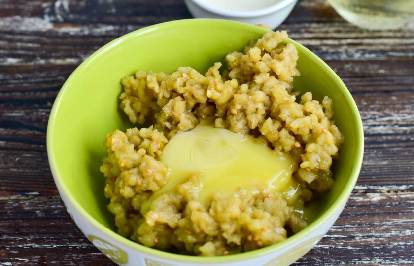 1. Этап. Суфле из баклажанов: Добавьте яичный желток.