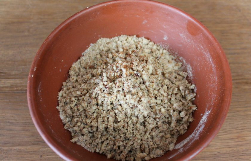 1. Этап. Постный грушевый пирог: Грецкие орехи пропускаем через мясорубку и высыпаем к остальным ингредиентам.