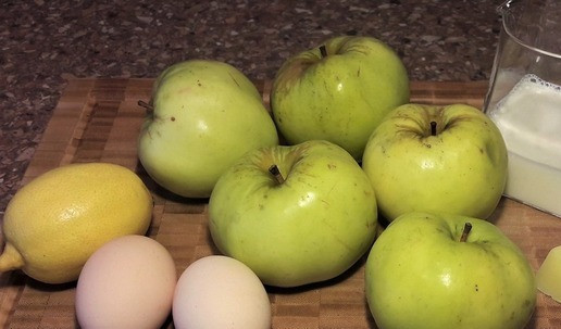 1. Этап. Французский яблочный пирог исчезающий: Яблоки и яйца помыть, молоко слегка подогреть