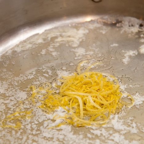 1. Этап. Паста с песто: 6. Отварите пасту в подсоленной воде, которая должна уже была к этому времени закипеть. В сковороде на среднем огне растопите сливочное масло, добавьте лимонную цедру с лимонным соком и вино. Тушьте несколько минут.