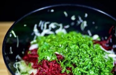 1. Этап. Салат из капусты со свеклой: Петрушку и укроп помойте, мелко нашинкуйте и добавьте ко всем остальным ингредиентам.