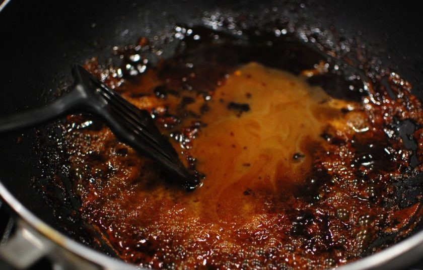 1. Этап. Куриные ножки в соусе Терияки: 8. Удалите мясо со сковороды, влейте немного воды к образовавшемуся соусу (1/4-1/2 стакана).