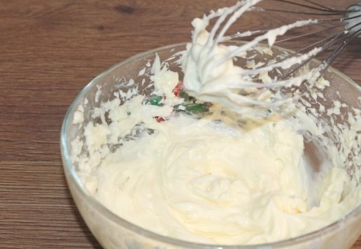 1. Этап. Кекс с кремом из творожного сыра: 16. А затем взбиваем до получения пышной, белой массы. Отделяем 2 ст. л. крема и добавляем 1-2 ст. л. сок сливы (или пищевой краситель).