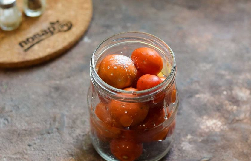 1. Этап. Помидоры Под снегом без уксуса: Спустя время слейте воду в кастрюлю, добавьте соль, сахар и специи, проварите пару минут. В банки с томатами добавьте кислоту.